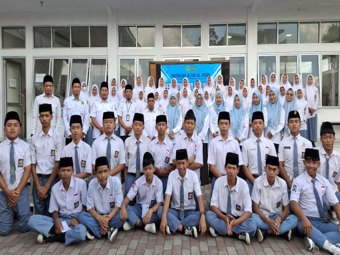 LANGKAH BARU, HARAPAN BARU: MA AL IHSAN LULUSKAN 54 SISWA KELAS XII TAHUN 2025