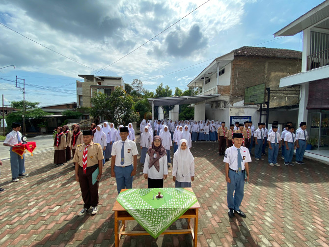 PELANTIKAN PENGURUS OSIS DAN PRAMUKA MA AL IHSAN : WUJUD REGENERASI KEPEMIMPINAN SANTRI BERKARAKTER